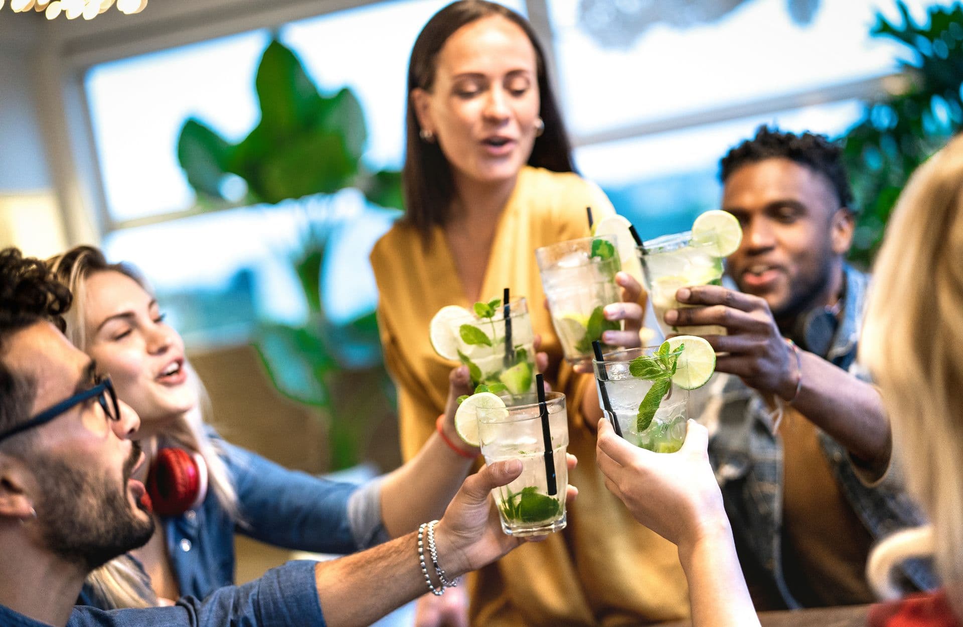 Personas bebiendo tragos cítricos