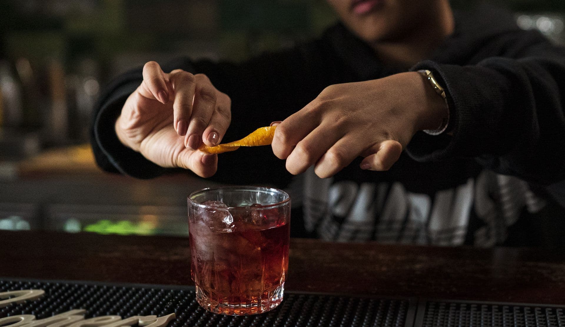 Hombre agregando detalles al trago para que tenga buen sabor