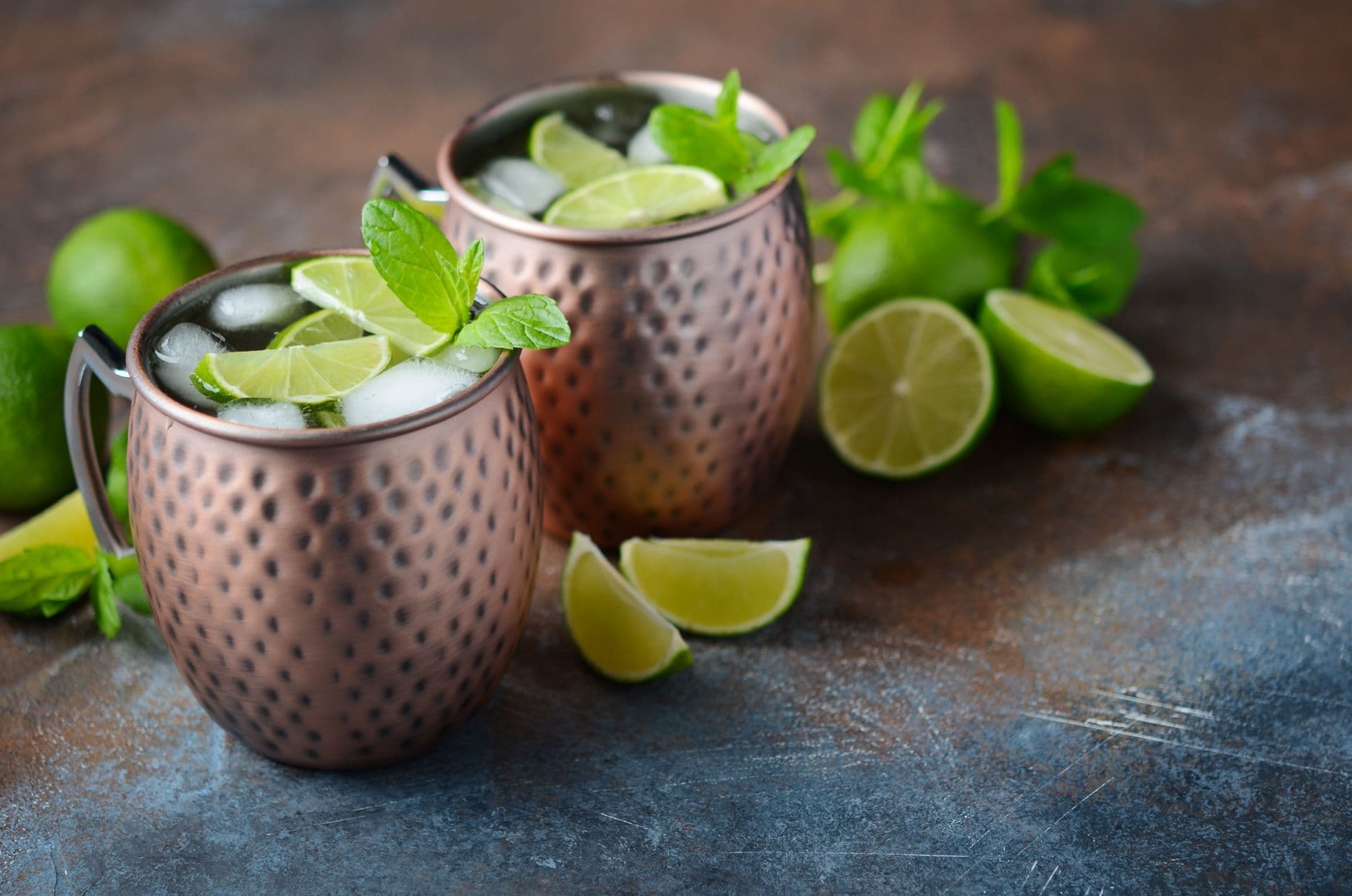 Dos moscow mule en sus vasos típicos