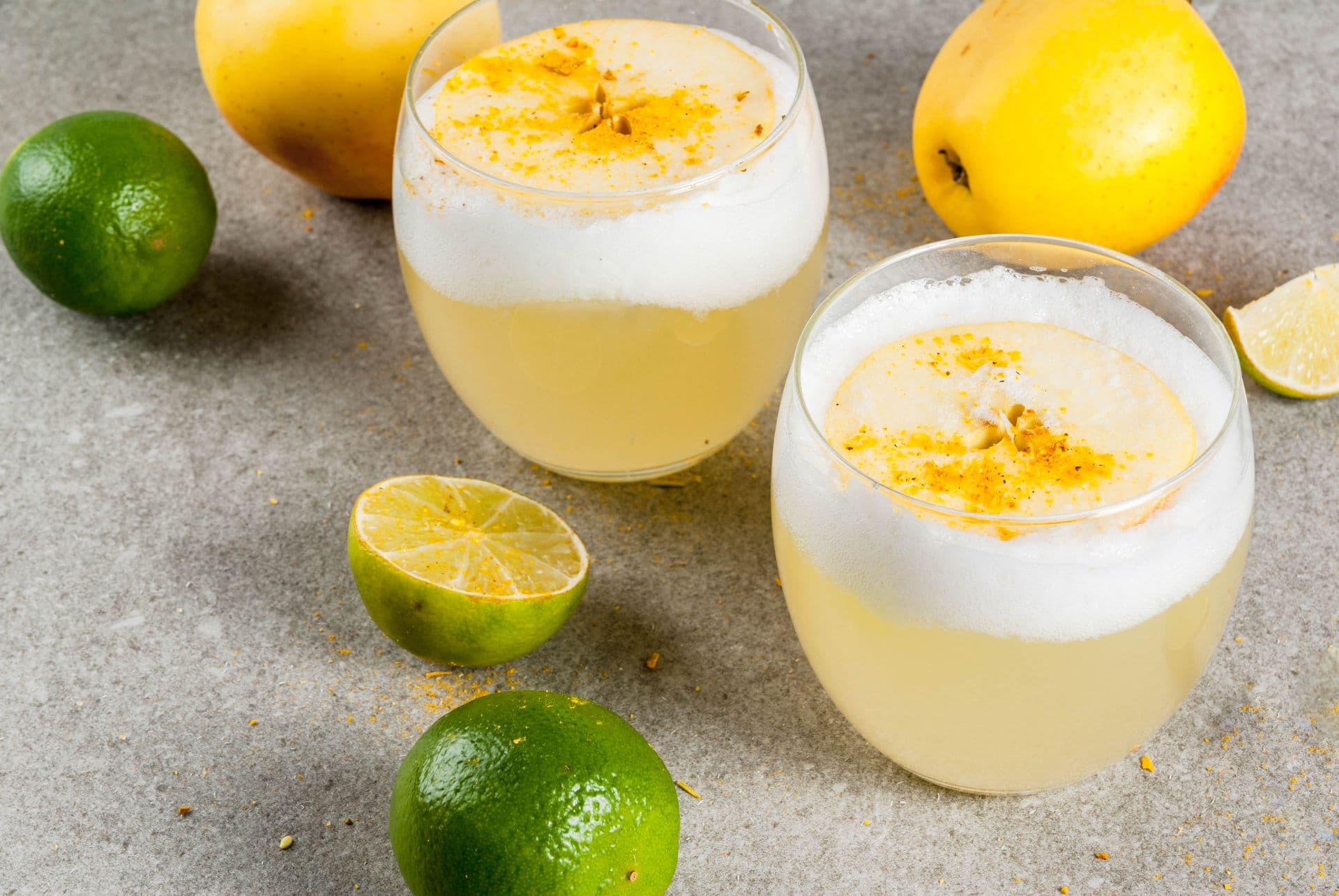 Trago de pisco sour con rodajas de limón