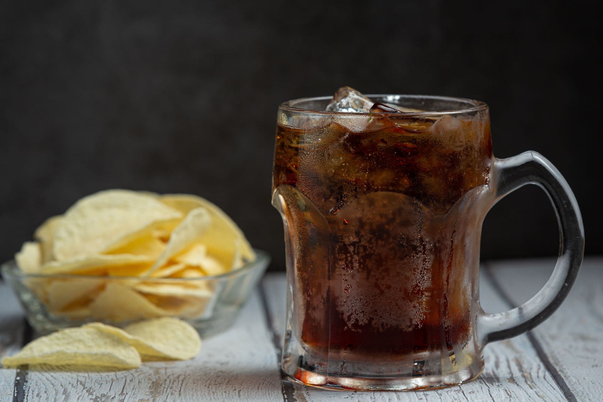Trago de fernet con mucho hielo y papas fritas para compartir