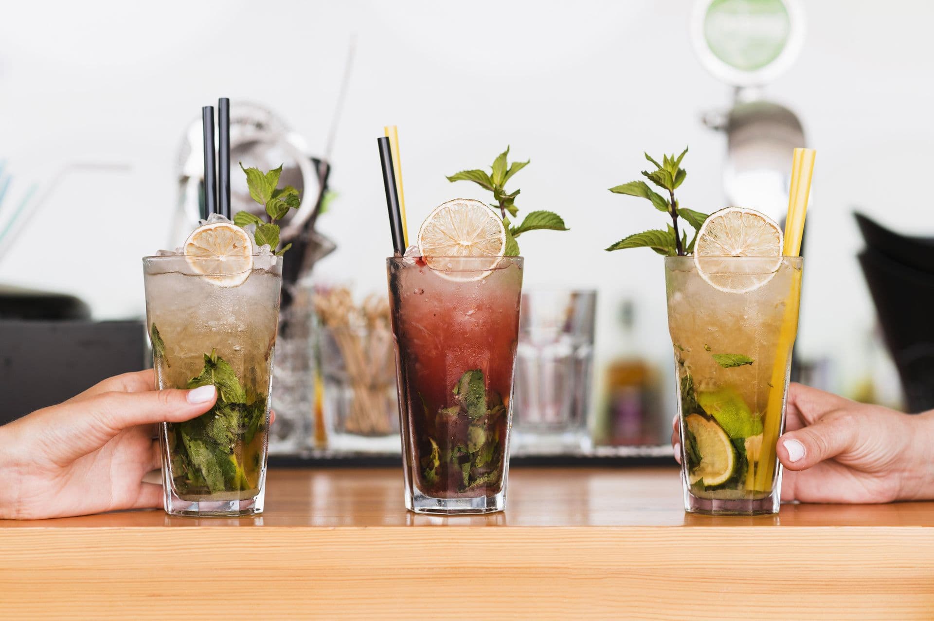 Tres mocktails de sabores con limón y menta