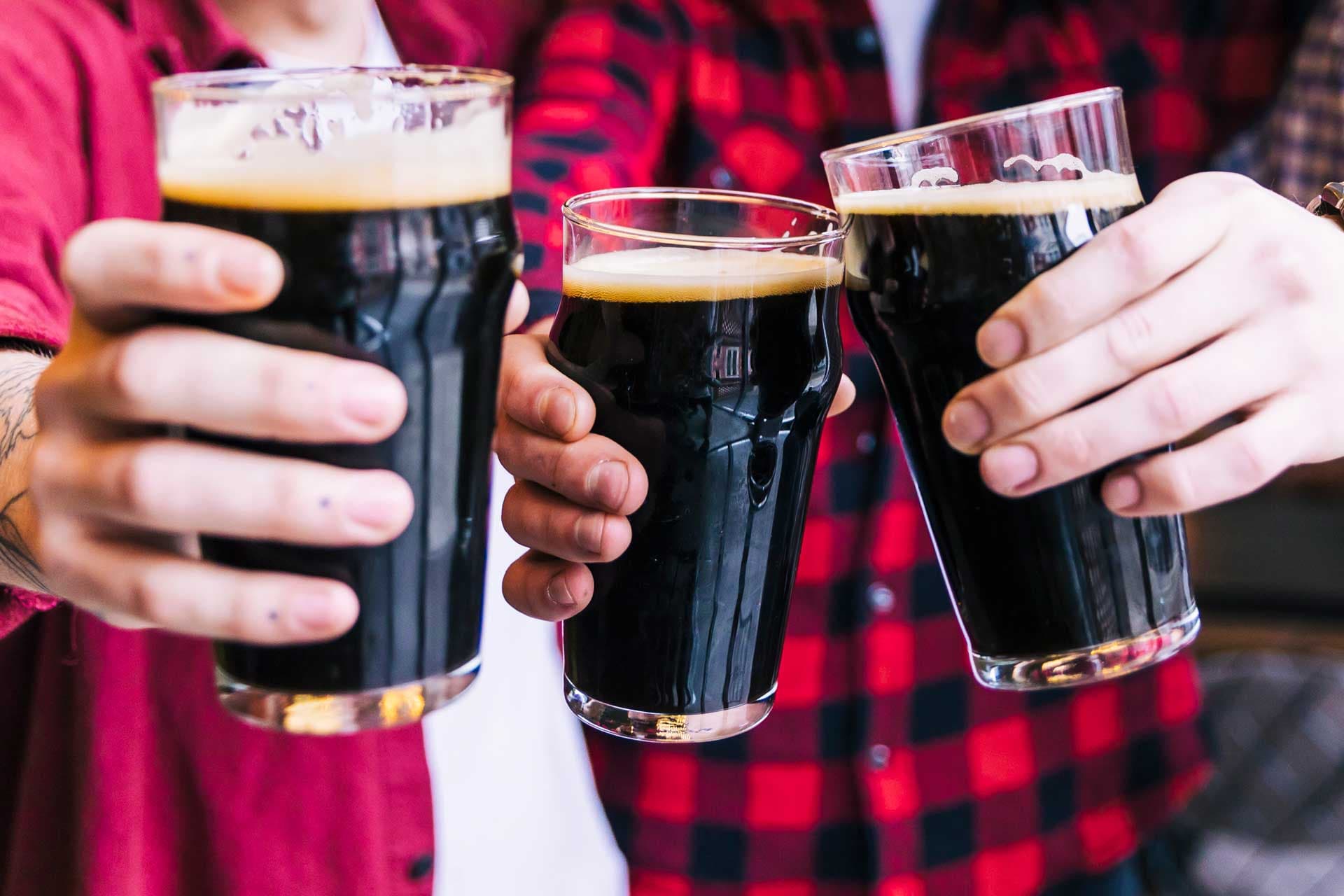 Dos vasos de cerveza negra