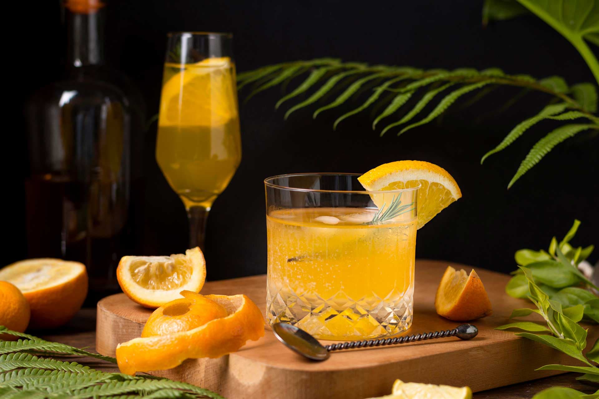 Tragos con jugo de naranja preparados con diferentes licores como vodka y tequila