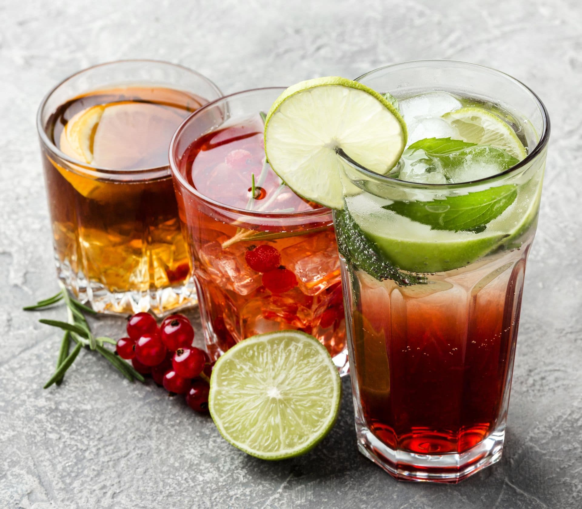 Variedad de tragos con ron para servir