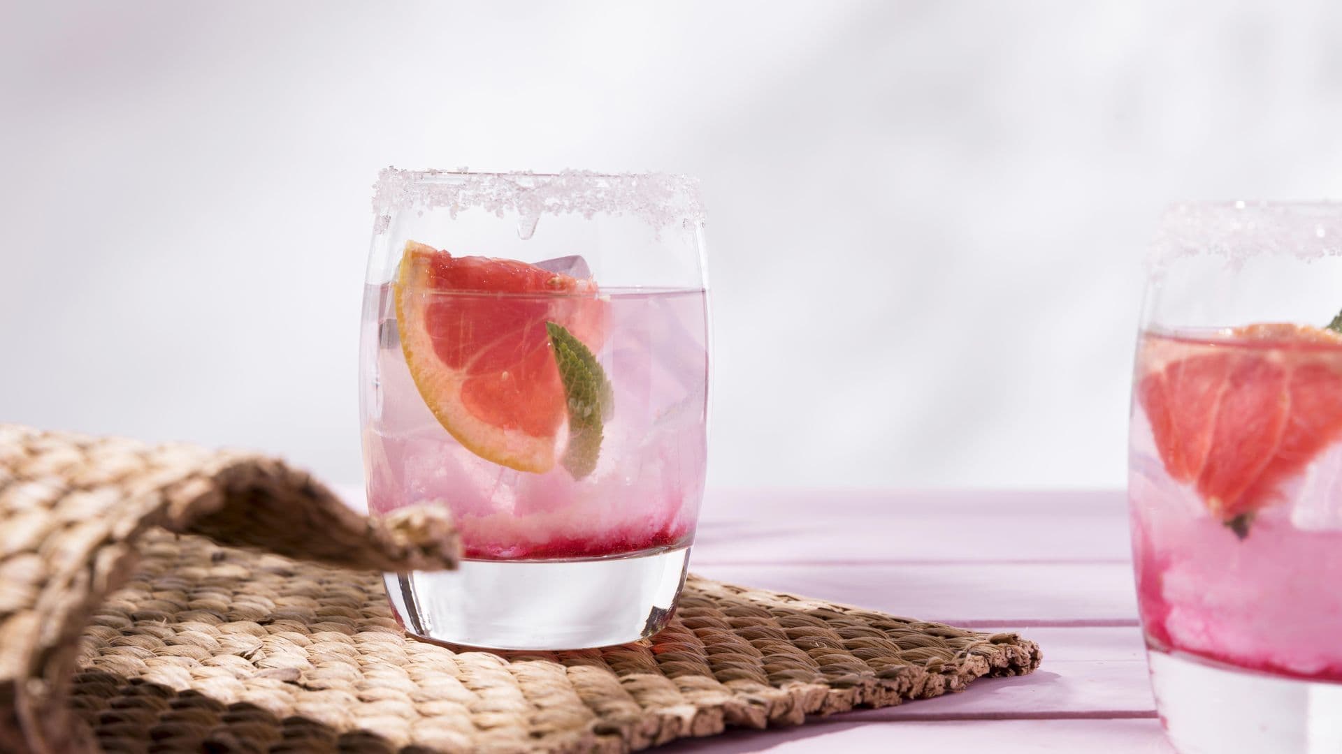 Gin de pomelo frío con rodaja de fruta y hielo