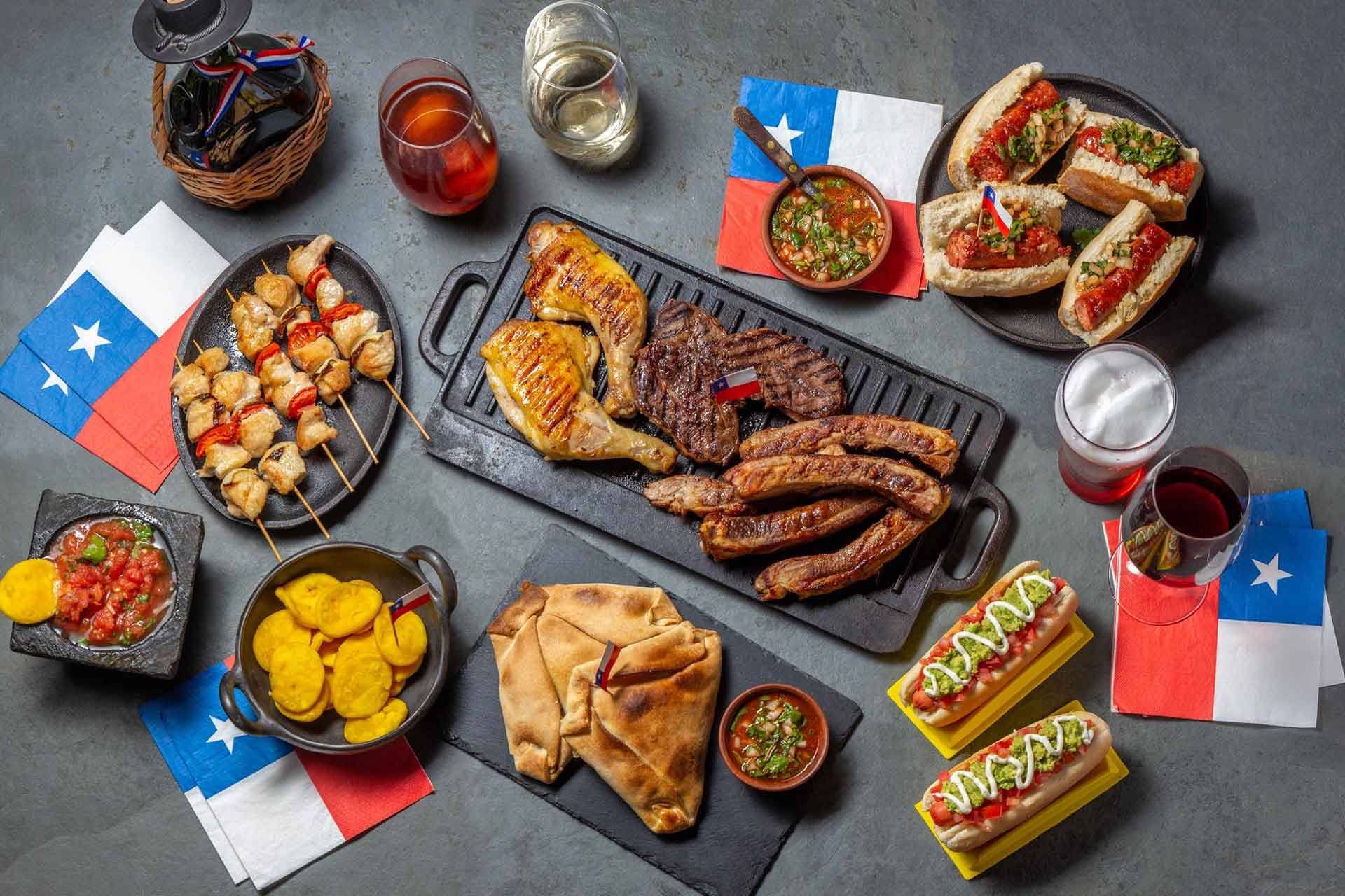 Mesa de fiestas patrias con pisco, cervezas, vinos y bebidas para fonda chilena